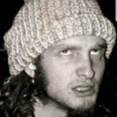 gingerpoke's profile picture. I just retweet stuff.