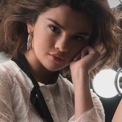 Sua melhor fonte sobre a cantora e atriz Selena Gomez!BACK TO YOU IS OUT NOW!