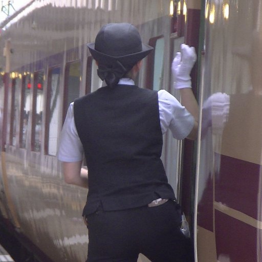 幼少期から最寄駅の山陰本線・柴山駅が遊び場で、鉄の道を歩む事になりました。旧型客車に揺られ、余部鉄橋を渡って約2時間かけて鳥取へ越境通学。毎日のように「ハイケンスのセレナーデ」（車内放送チャイム）を聞き車掌さんとおしゃべりしているうちに音鉄へ。日本全国、欧州各地を東奔西走してきました。Youtubuに過去音公開中！