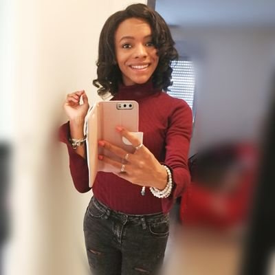 JulieRome16's profile picture. 