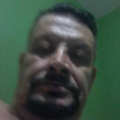 Soy un hombre sin apegos vivo sólo no tomó ni fumo vivo sólo pero no en soledad busco amistad libre de ataduras