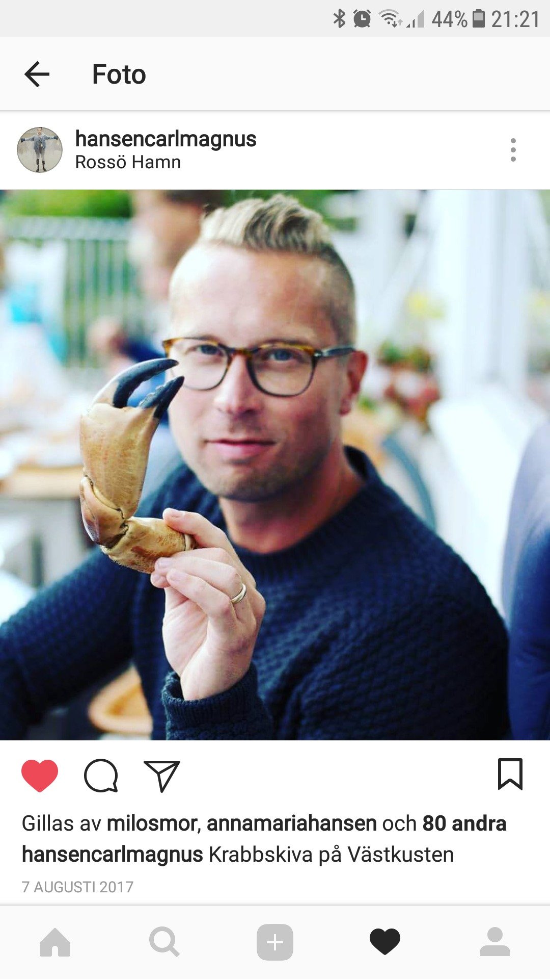 Programledare på YLE VEGA. Tycker om att träna. Host at a radiostation. Loves working out. Äter kållåda. Eats coal in a box.
