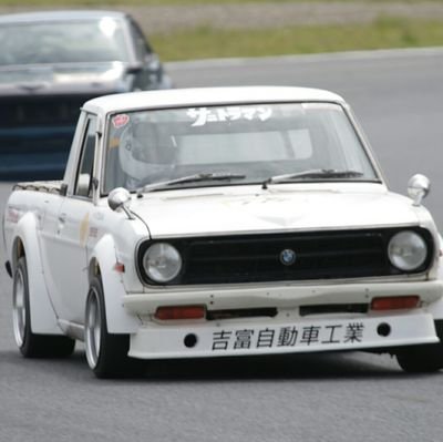 胸につけてるマークは流用♪
2万のヘッドで敵をうつ♪
吉富自動車工業(博多)/ハシモトレーシング(中津)/PGMサニー部(小倉)/サニトラ(ボロ)