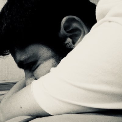 Adicto a la ciudad, noctámbulo y amante de las humanidades, la muerte y el humor negro, lo mundano y lo esencial. SCL.🚉