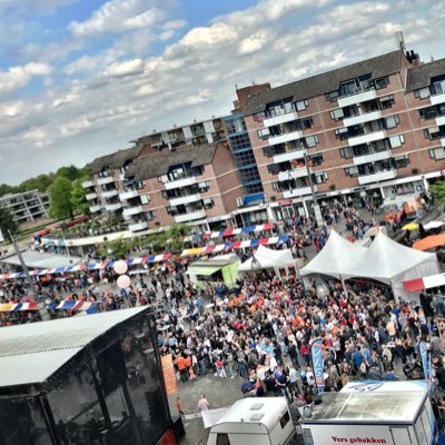 Oranjemarkt Veldhoven, een uniek evenement van, vóór en dóór Veldhoven op Koningsdag in het Citycentrum. Met zang, dans, vrijmarkt, een hapje en een drankje.