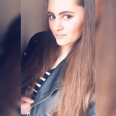 • 26ans FR « Les rêves, les désirs et les espoirs sont les étoiles de nos vies.» ❤ Assistante en Ressources Humaines & Auteure Wattpad