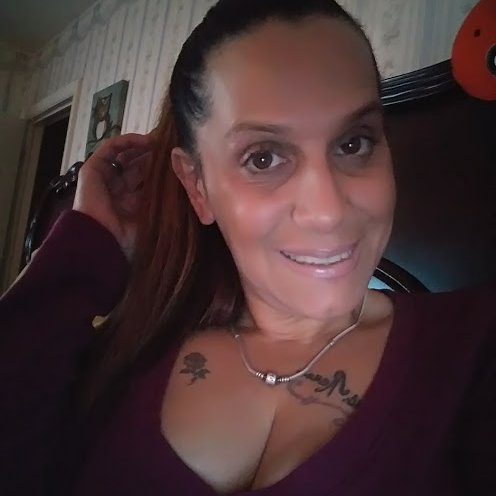 I'm a very nice lady I love to meet new people and im a happy married women that has 4 kids 2 girls and 2 boys they are all grown up lol well tweet me !