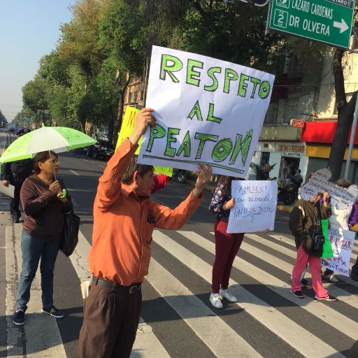 Colonia Doctores Roma Condesa exigimos LIBRE PASO POR LA BANQUETA Av. Cuauhtemoc 166 AMLO CREEMOS EN TI 