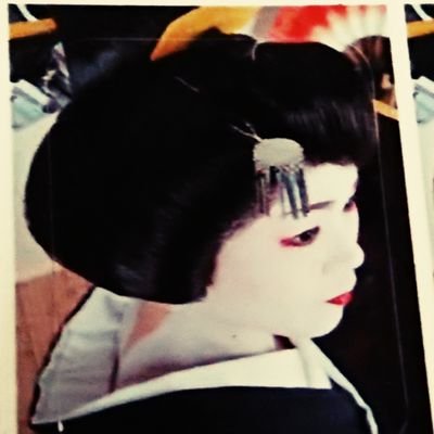 tonbogeisha's profile picture. さいたま市大宮にてジャズ芸者として努めております。
大宮生まれ、大宮育ち。 町のお偉いさんは大体ともだち♪(笑)

伝統ある文化継承と、代々継がれる置家『久の家』存続のために日々修行です💡
#芸者 #日本文化 #着物 #jazzgeisha #geishagirl #芸者見習い募集中!!