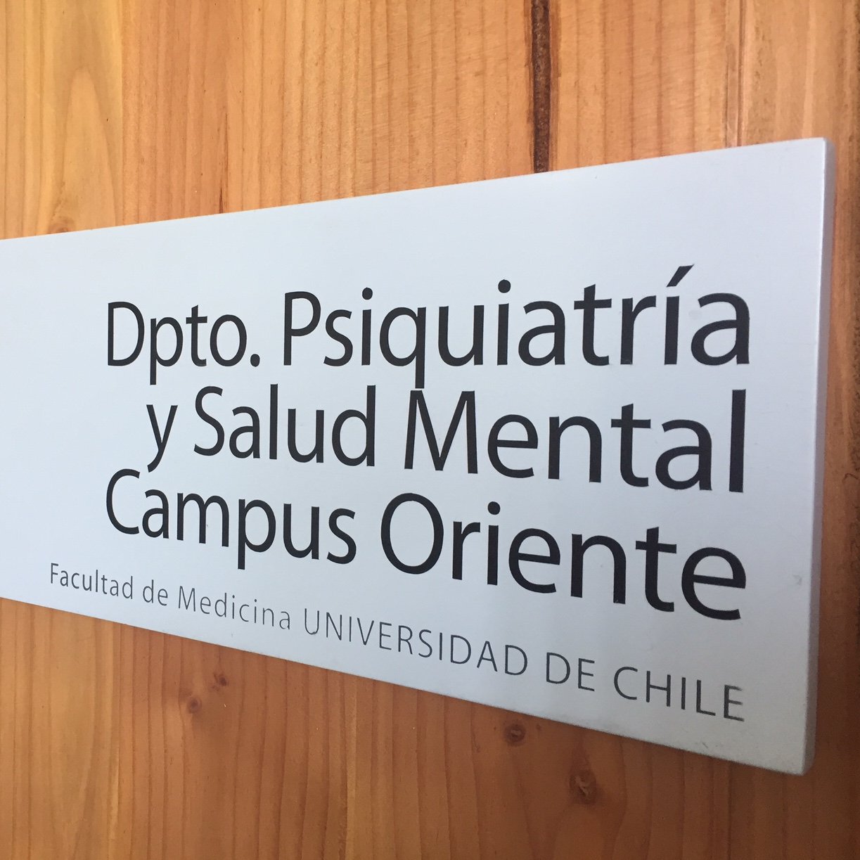 Desde 1978 realizamos labores de docencia, investigación y extensión en las áreas de psiquiatría clínica, salud mental, sicología y sociología médica.