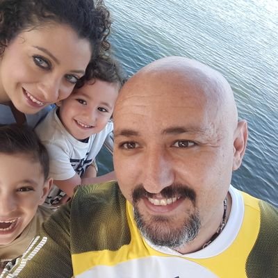 Aysegül'ün yaşamdaşı ,Sarp & Pars'ın babası,... Hobi olarak Bilgisayar Mühendisi ...