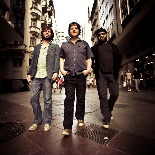 Trio instrumental rock'n roll. Pata de Elefante é formada por Daniel Mossmann, Gabriel Guedes e gustavo Telles. http://t.co/gUSUEGVQgU