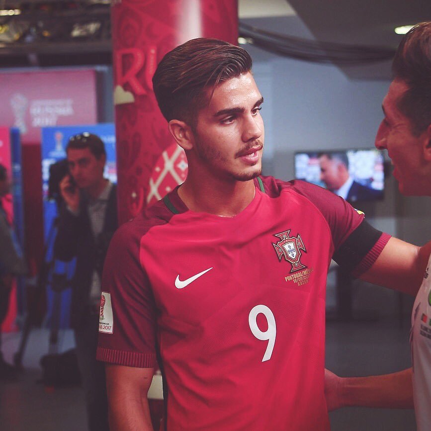 Qe18_'s profile picture. 