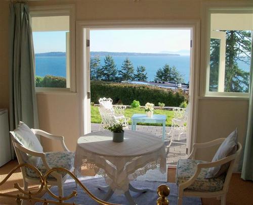 Come to Four winds white rock bed and breakfast where you can relax, enjoy charming shops, maybe catch some crabs right from the pier