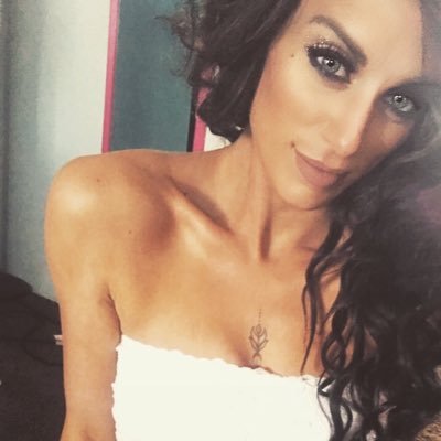 Cassand17245076's profile picture. Pale, very awkward and small. Form an orderly queue, gents.