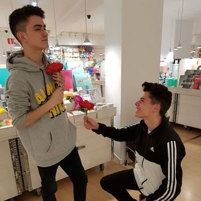 Alejandronibom's profile picture. Después de varios años de estudios intento dar información útil para los demás.
Escritor en desarrollo... 1/5 - - - 1/3