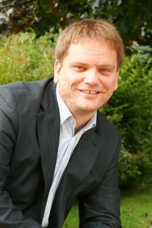 dastb's profile picture. BWL in Trier studiert,
nach dem Abschluß als Diplom-Kaufmann ein paar Jahre Praxiserfahrung gesammelt und dann den Steuerberater gemacht