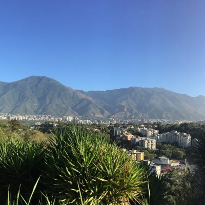 Egresado de la U U UCV, Abogado, amante de la Musica y el Futbol! CARAQUISTA!