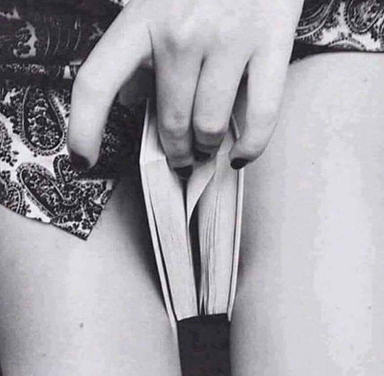 I enjoy women who read.