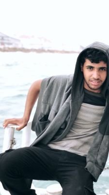 أنا عزيز النفس لا ترتجيني مغرور.... دور لك على إنسان مغرور
✋✋✋