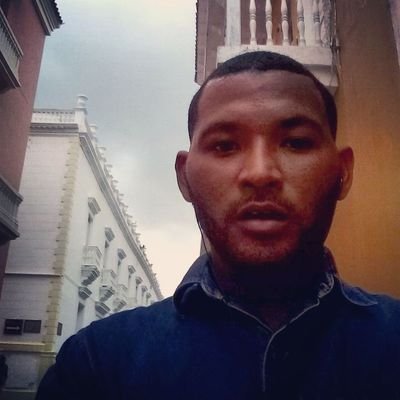 Soy feliz con todo lo que la vida me ragla y el amor por Dios
amar a mi familia me ase lo que soy un loco por la vida si perdono no me destruyó