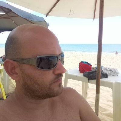 gremista, careca (óbvio) , comedor de churrasco e tomador de muito trago.