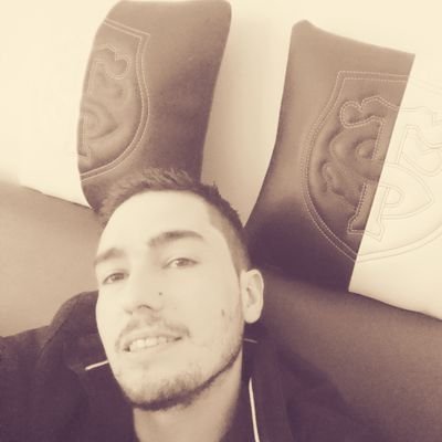 🔴⚫/ 💜
L'imbécile regarde le doigt lorsque le sage montre la lune
