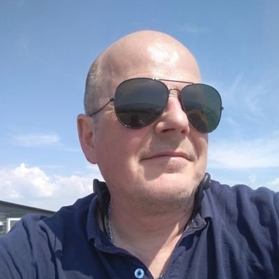 Grafisk designer, programmerare, kaffeälskare, jobbsökande, openminded, fantasifull, naturlig, avväpnad