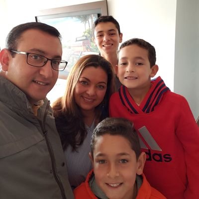Hijo de Dios, felizmente casado y padre de 3 hermosos hijos. Profesor e Investigador. Amante de la música de mi Valledupar del alma!