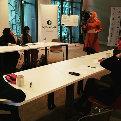 منى شلبي، إعلامية جزائرية عربية ، تعمل في مجال التدريب الإعلامي والتواصل الاجتماعي