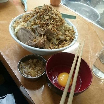 ラーメンを食べてるのかニンニク食べてるのかわからないけど、幸せです。