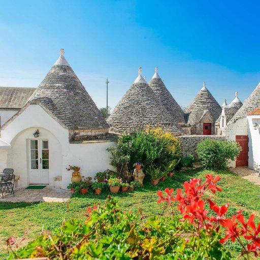 La Masseria Pozzo Tre Pile (B&B) risale al XVIII secolo. E’ composta da un gruppo di 16 Trulli, in cui soggiornano gli ospiti e della casa padronale.