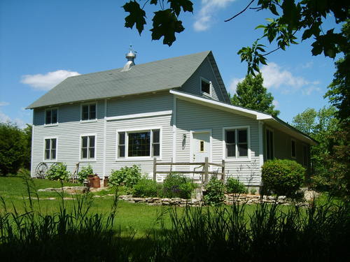 Comfy vacation rental in Door County. Retrofitted late 1800's barn available year round. Sleeps 2 - 8. Kids & dogs welcome.