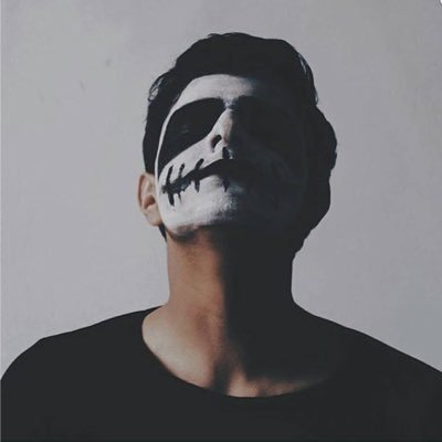 b_89e's profile picture. هاوي لتقنية ، كسول ، لا احب ان تشبهني باحد ، فيلسوف ، كثير السماجه 🌚، احب الضحك كثيراً