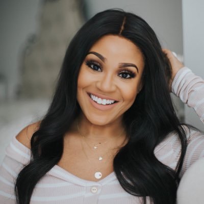 Married. YouTube Beauty/Lifestyle Blogger. Makeup Junkie. Mommy. See my life in pictures - https://t.co/dNAH9LjoC1