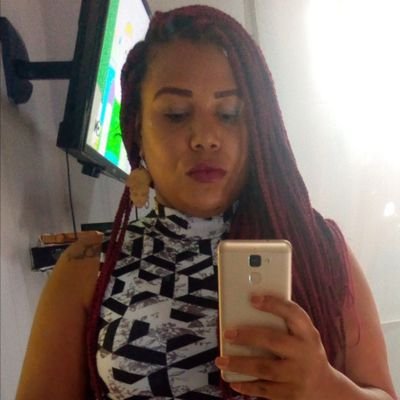 Me considero uma menina pessoa tranquila,extovertida que corre atras do que quer e batalha pelos seus objetivos...gosto de sinceridade,e verdades😌