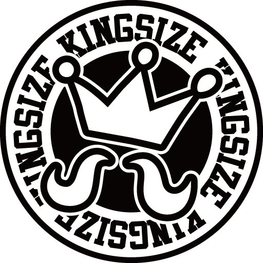 西の筆頭NG HEAD率いる『KINGSIZE草野球団』のアパレルラインとしてスタート。ブランドプロデューサー NG HEADが掲げる”ワード”をそのままウェアに反映させ表現していく。レゲエミュージックのバックボーンをテーマデザインに落とし込みウェアブランド”KINGSIZE”として展開。