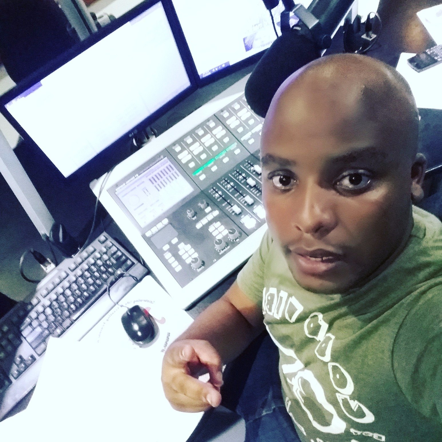 Radio Personality|Deejay|Mc|Entrepreneur... @MozoloFm 98.2mhz Every Saturday 21:00pm till 00:00am LoxionLyrics.👌👌👌