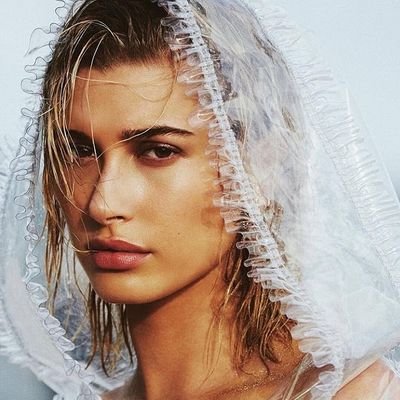 Daily VIP updates about Hailey Bieber Baldwin in Spanish and English.