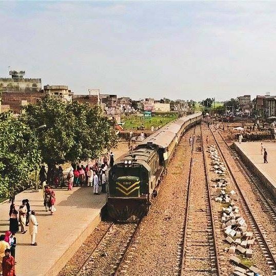 Narang (Urdu: نارنگ), or Narang Mandi (Urdu: نارنگ منڈی), is a city located in the Muridke Tehsil of Sheikhupura District, Punjab, Pakistan.