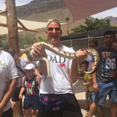 stjanigeira's profile picture. Hann át klukkustundirnar, tuggði mínúturnar með þykku lagi af sekúndum. Tími, já tími. Tími er bara orð því án tímans væri mannkynið klukkulaust. Góðar stundir.