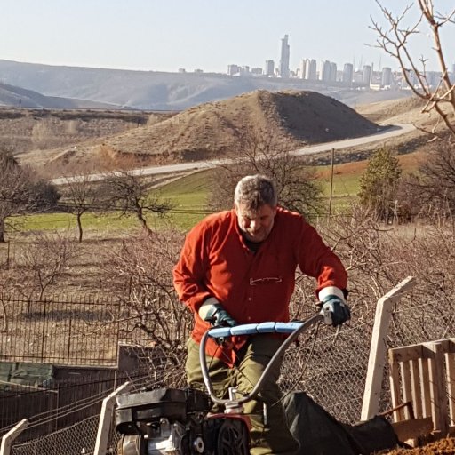 Kızım Bilmez AĞRI Dağını neden çok sevdiğimi.. Yalnızdır. Güçlüdür.Umursamaz etrafında ne olduğunu,neler olduğunu Sığınırım eteklerine, Doğubayazıt Akşamlarında