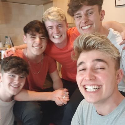 Did you know i love roadtrip so much, jack has dandruff😂 rye speaks spanish😘 mikey is funny😂andy has good voice🤩brooklyn is cute😏