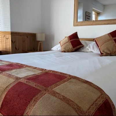 Welcome to our town cottage in Newquay Cornwall. We offer accommodation, 3 beds 🛏 2 shower 🚿 rooms and parking Any enquiries 07889214777, Airbnb, Facebook ...