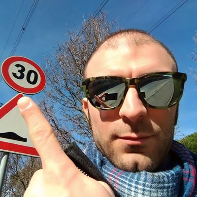Vivo essenzialmente per due ragioni:
1. Sono nato
2. Non sono ancora morto