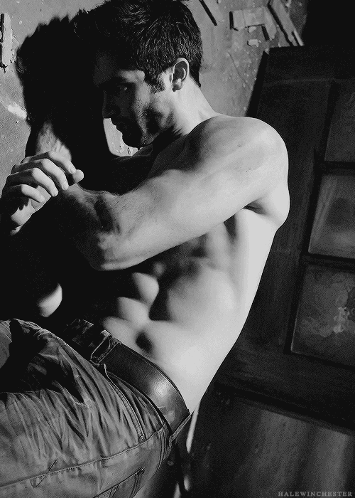 â€œwe all need a shirtless derek hale in our lives http://t.co/bxgbwFs7Suâ€� .