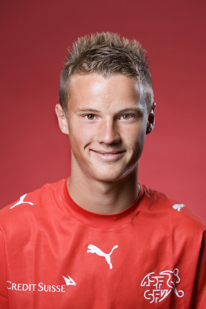 Schafft nicht jeder: 25 Jahre jung und schon 10 offizielle SFV-Portraits! Happy Birthday, Haris  