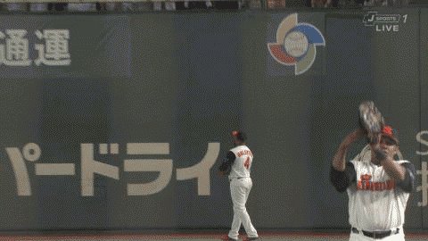 ホームラン打ったバレンティンがスタンドの日本ファンに謝ってて草