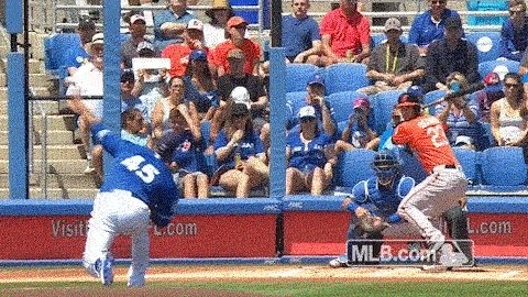 Another start, another ovation for Liriano. 👏👏👏  4.2 IP, 2 H, 1 ER, 2 BB, 7Ks https://t.co/lCtzpjNL5X