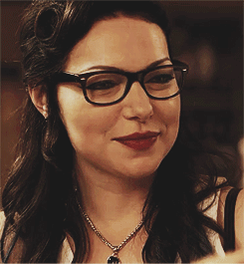 Alex Vause on Twitter: "Red lipstick and glasses , 😍👏🏻  https://t.co/VOZoG48GNQ" / Twitter